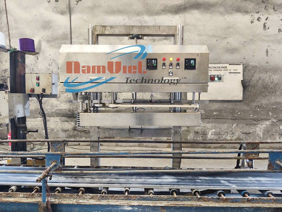 Máy ép nhiệt bao phân bón bao bì 25–50kg.