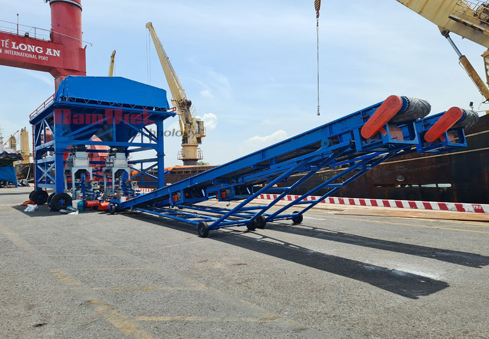 Dây chuyền cân đóng bao phân Urea 600 - 700 bao/giờ, tích hợp máy khâu và băng tải ra bao.