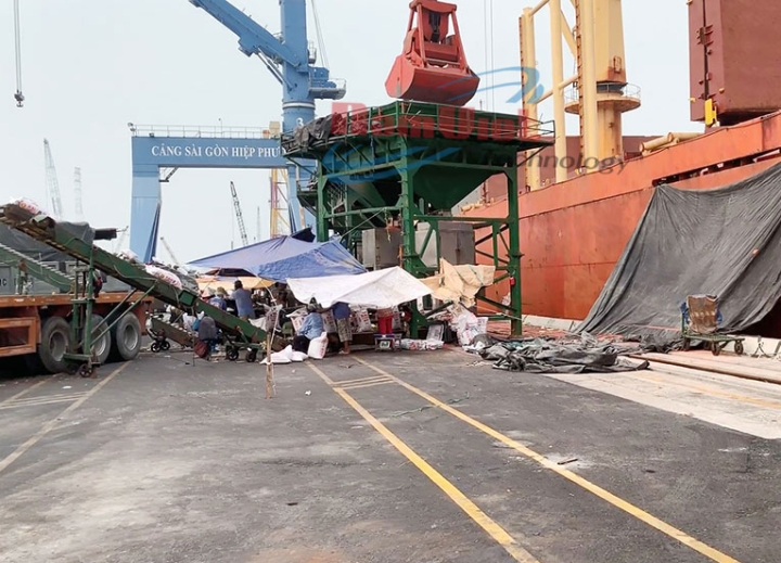 Lắp đặt dây chuyền đóng bao phân bón hàng xá cảng Tân Cảng Hiệp Phước.