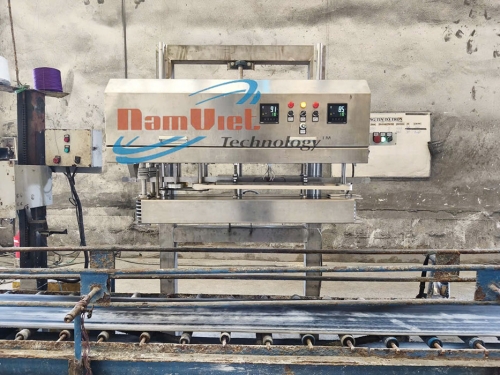 Máy ép nhiệt bao phân bón bao bì 25–50kg.