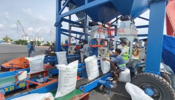 Dây chuyền đóng bao phân đạm 1200 bao/giờ tại cảng.