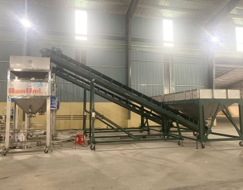 Cân đóng bao thức ăn chăn nuôi bò dê